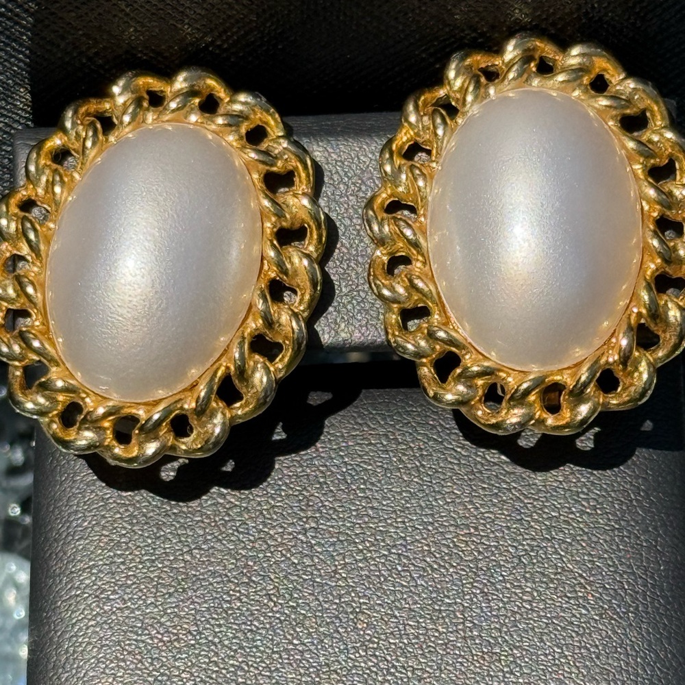 EUC Gucci Paolo Gold-Tone Oval Pearl Clip-On Earrings